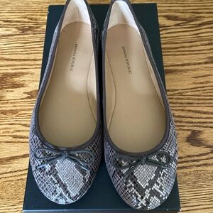 Banana Republic leather snake print Robin Flat, size 9